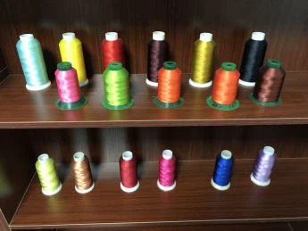 Fonott poliészter hímző szál